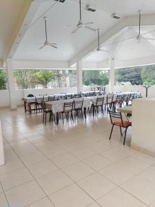 uma sala de jantar com mesas e cadeiras num pavilhão em Apart Termal Centro em Termas de Rio Hondo
