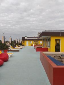 uma fila de bancos no telhado de um edifício em Apart Termal Centro em Termas de Rio Hondo