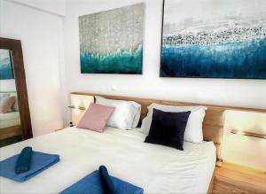una camera con un letto con due cuscini sopra di Sea, La Vie a Saronida
