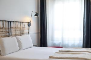 Łóżko lub łóżka w pokoju w obiekcie 7 Islas Hotel