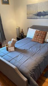 a bed with a blue comforter in a bedroom at Deluxe Manhattan room in New York