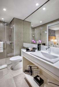 La salle de bains est pourvue d'un lavabo et de toilettes. dans l'établissement Meliá Jardim Europa, à São Paulo