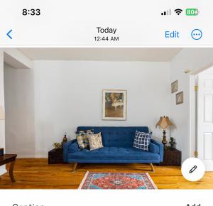 eine blaue Couch im Wohnzimmer in der Unterkunft Deluxe Manhattan room in New York