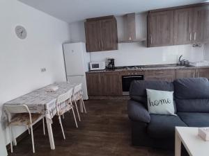 Kuchyňa alebo kuchynka v ubytovaní RO Apartamentos Pampin Ponte Do Porto + 33 fotografií