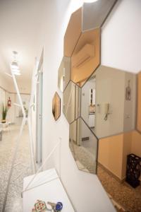 een kamer met een wenteltrap in een gebouw bij Casa Cicetta in Giovinazzo