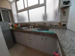 una cucina con un lavandino e una finestra di Family Appart a Martil