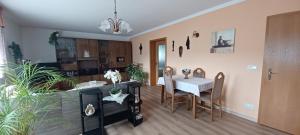 uma sala de jantar e cozinha com mesa e cadeiras em Haseltal em Suhl