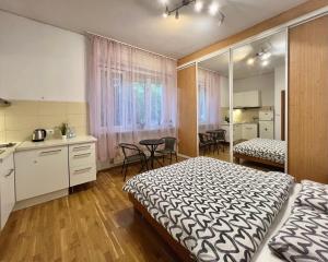 um quarto com uma cama, uma cozinha e uma mesa em K22 Park Lazienki Aparts in Warsaw em Varsóvia
