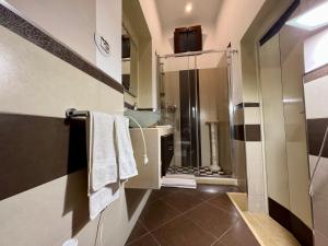 uma casa de banho com um chuveiro e um lavatório. em Living Dalia em Carovigno