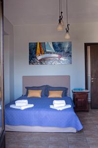 Liaropá的住宿－Villa Camellia，一间卧室配有蓝色的床和两个枕头