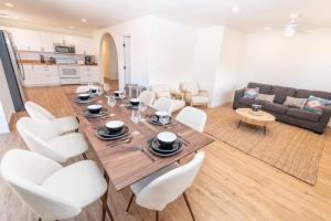 comedor y sala de estar con mesa y sillas en Newly Remodeled Family Friendly Home en Page
