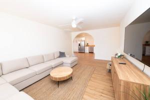 sala de estar con sofá blanco y mesa en Newly Remodeled Family Friendly Home, en Page