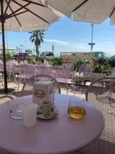 una mesa con dos tazas de café y una bebida en Beach Penthouse Marisol 2Floors, central, en Letojanni