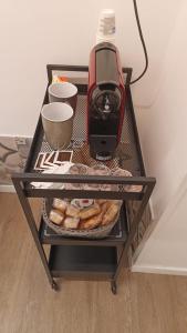 uma mesa com um liquidificador e um prato de alimentos em MAISON VENTIMIGLIA 83 em Catânia