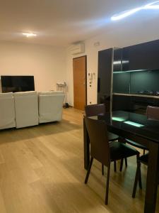un soggiorno con tavolo e sedie neri di MAX’S RESIDENCE a Montegrotto Terme