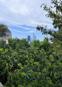 a view of the city from the trees at Studio dans le quartier luxe in Neuilly-sur-Seine