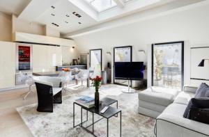 a living room with a couch and a table at Prestige sur Louvre et Tuileries in Paris