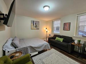 sala de estar con cama y sofá en Fabulous Stay at the Historic Inman, en Champaign