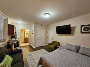 1 dormitorio con 1 cama y sala de estar en Fabulous Stay at the Historic Inman, en Champaign