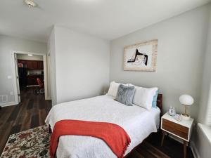Un dormitorio con una cama con una manta roja. en Luxurious 1 Bed 1 Bath Stay at the Historic Inman, en Champaign
