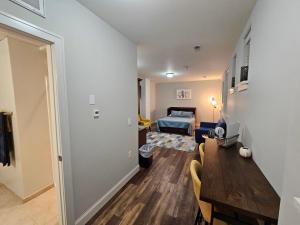ein Wohnzimmer mit einem Tisch und ein Zimmer mit einem Bett in der Unterkunft Cozy Studio at the Historic Inman in Champaign