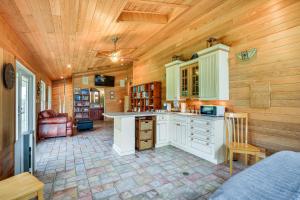 Η κουζίνα ή μικρή κουζίνα στο Spacious Lowville Retreat on 4 Private Acres!