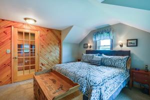 sypialnia z łóżkiem i drewnianą ścianą w obiekcie Spacious Lowville Retreat on 4 Private Acres! w mieście Glenfield