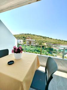 A balcony or terrace at Apartaments Rraku