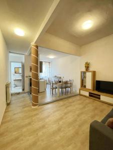 ein Wohnzimmer mit einem Tisch und einem Esszimmer in der Unterkunft La dimora di Sandy in Viterbo