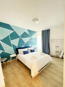 una camera con un grande letto con una parete blu di La dimora di Sandy a Viterbo