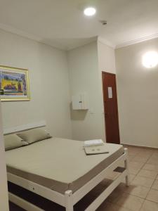 um quarto com uma cama num quarto em Jaguaré Hotel em São Paulo
