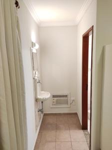 Jaguaré Hotel في ساو باولو: حمام مع حوض ومرحاض في الغرفة