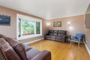 uma sala de estar com um sofá e uma janela em CozyLiving em Billings