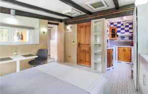 um quarto com uma cama, uma secretária e uma cadeira em Beautiful Apartment In Torremolinos With Kitchen em Torremolinos