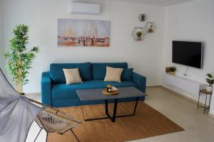 een woonkamer met een blauwe bank en een tafel bij Villa Nana Pag in Pag