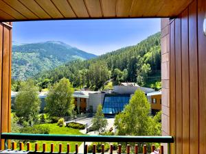 uma vista a partir de uma varanda de um edifício com uma montanha em [Paradiso di Montagna sulle piste da sci] em Bardonecchia