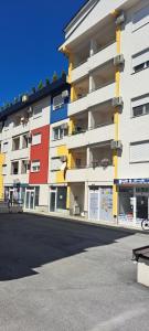 un gran edificio de apartamentos con balcones coloridos en Apartman Vranje en Vranje