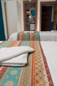 Postel nebo postele na pokoji v ubytování Mavi Yaprak Hotel