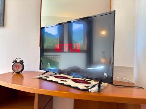 una TV a schermo piatto seduta sopra un tavolo di [Paradiso di Montagna sulle piste da sci] a Bardonecchia