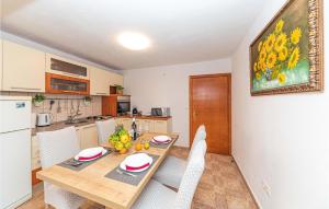 Köök või kööginurk majutusasutuses Awesome Home In Krivodol With Wifi +25 fotot