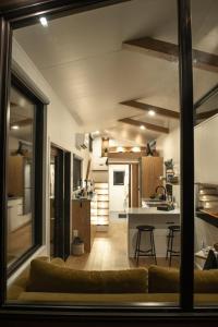 salon z kanapą i kuchnią w obiekcie Refuge Bay's Aqua Tiny Home - Luxury Off Grid Escape 