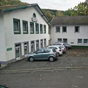 een groep auto's geparkeerd voor een gebouw bij Hotel zum Markgrafen in Lüdenscheid