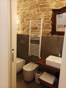 ein Badezimmer mit einem weißen WC und einem Waschbecken in der Unterkunft MaGia b&b Corato in Corato