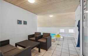 HarboørにあるAmazing Home In Harbore With 4 Bedrooms, Sauna And Outdoor Swimming Poolのリビングルーム(ソファ、椅子、バスタブ付)