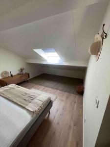um quarto no sótão com uma cama e uma clarabóia em Casa Mariuccia em Algajola