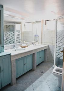 łazienka z dużą umywalką i toaletą w obiekcie Spacious & Bright flat with balcony w mieście Lawrio