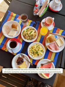 stół z talerzami żywności na stole w obiekcie Casa Petrópolis w mieście Petrópolis