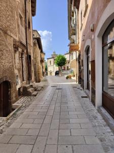 an empty street in an alley between buildings at Casa Scanno centro storico in Scanno