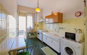 eine Küche mit einer Waschmaschine und einem Waschbecken in der Unterkunft Gorgeous Apartment In Arenzano With Kitchen in Arenzano