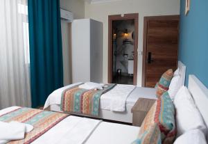 Postel nebo postele na pokoji v ubytování Mavi Yaprak Hotel
